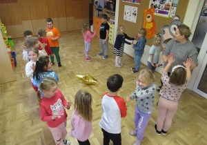 Dzieci podczas rytmiki.