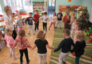 Dzieci stoją w kole podczas zajęć Roar Dance.