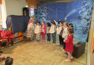 Dzieci stoją w szeregu.