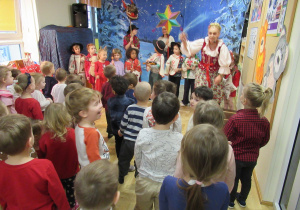 Dzieci przygotowują się do przybycia Świętego Mikołaja.