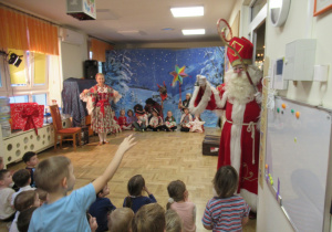 Mikołąj wchodzi do sali.