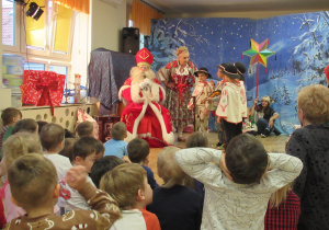 Chłopcy w góralskich strojach witają Świętego Mikołaja.