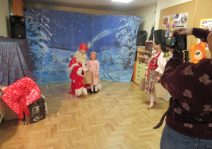 Dziewczynka pozuje do zdjęcia z Mikoajem.