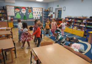 Dzieci w sali podczas zabawy ruchowej.