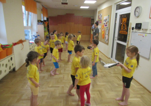 Dzieci ćwiczą podczas zajęć z elementami taekwondo.