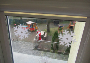 Święty Mikołaj spaceruje po ogródku przedszkolnym.