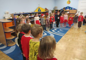 Dzieci stoją w półkolu.