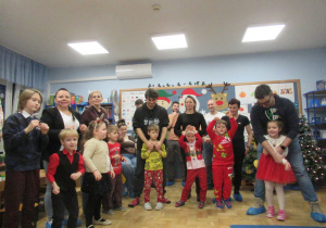 Dzieci z rodzicmi podczas zabaw na warsztatach świątecznych.