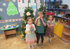 Dzieci prezentują prace wykonane podczas warsztatów świątecznych.