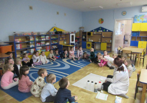 Dzieci siedzą w kole podczas warsztatów Labo.