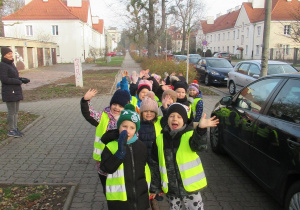 Dzieci idą w parach.