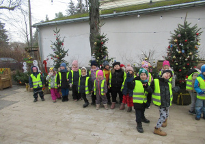 Dzieci oglądają świąteczne ozdoby.
