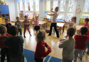 Dzieci stoją w kole podczas zajęć Roar Dance.