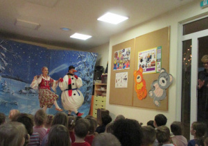 Bałwanek i goóralka tańczą przed dziećmi.