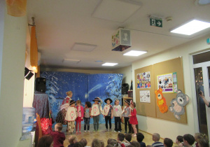 Dzieci stoją w szeregu, chłopcy w strojach góralskich.