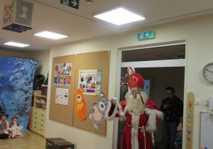 Święty Mikołaj wchodzi do sali.