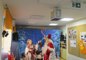 Mikołaj wita się z panią w stroju góralki.