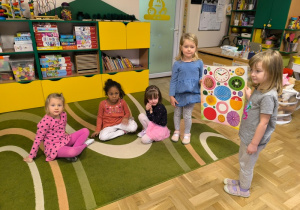 Dziewczynki trzymają plakat przedstawiajacy koła