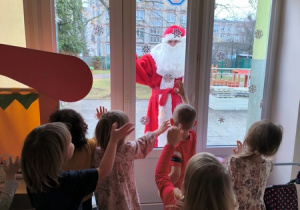 Dzieci machają do Świętego Mikołaja