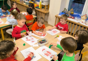 Dzieci kolorują postać Świętego Mikołaja