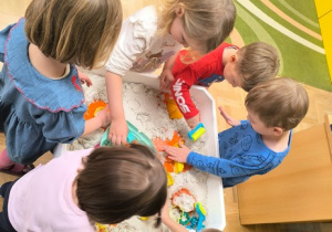 Dzieci bawią się piaskiem kinetycznym
