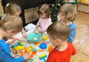 Dzieci bawią się piaskiem kinetycznym