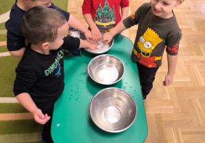 Dzieci dotykają kostek lodu