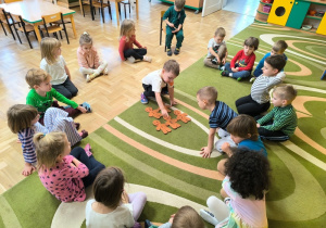 Chłopiec liczy sylwety pierników