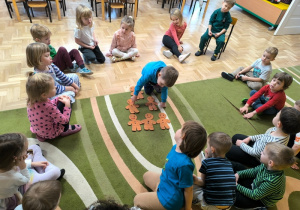 Chłopiec liczy sylwety pierników