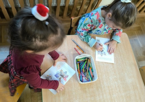 Dziewczynki kolorują