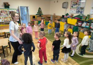 Dzieci stoją w kręgu podczas zajęć Roar Dance