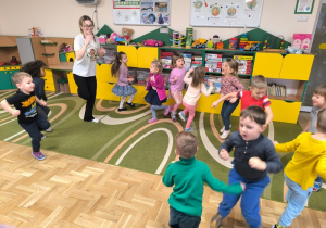 Dzieci tańczą podczas zajęć Roar Dance