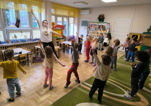 Dzieci tańczą podczas zajęć Roar Dance