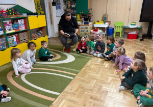 Dzieci słuchają książki czytanej przez tatę Ignacego