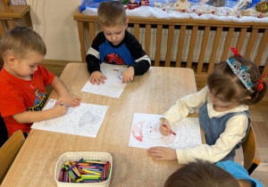 Dzieci kolorują postać Świętego Mikołaja