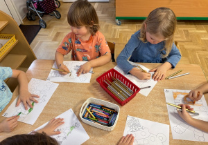 Dzieci kolorują