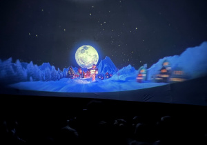 Dzieci siedzą wewnątrz balonowego planetarium