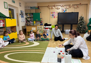 Dzieci uczestniczą w zajęciach Labo Odkrywcy