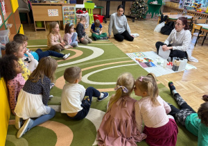 Dzieci uczestniczą w zajęciach Labo Odkrywcy