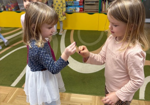 Dziewczynki grają na guzikach