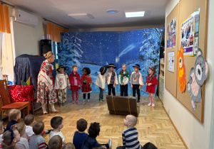 Dzieci przebrane w góralskie stroje stoją na scenie