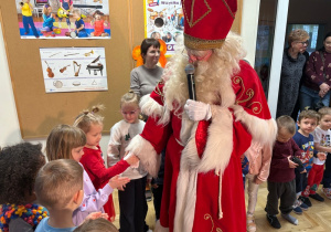 Dzieci witają się ze Świętym Mikołajem