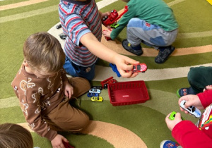 Dzieci bawią się samochodami