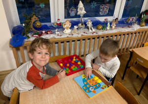 Dzieci uczestniczą w zajęciach języka angielsksiego