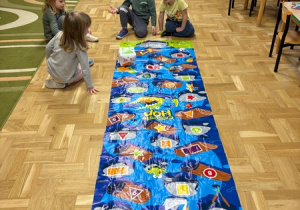 Dzieci grają w grę podłogową