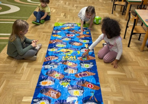 Dzieci grają w grę podłogową