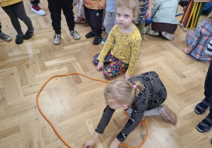 Układanie figur geometrycznych z dostępnych materiałów