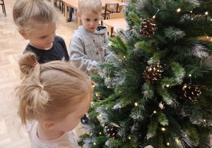 Dzieci ubierają choinkę