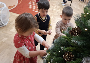 Dzieci podczas ubierania choinki