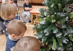Dzieci ubierają choinkę